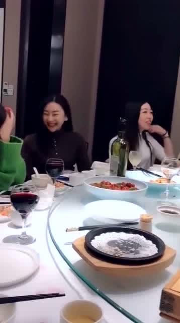 日韩矮桌吃饭视频在线观看,在线观看体验独特饮食文化